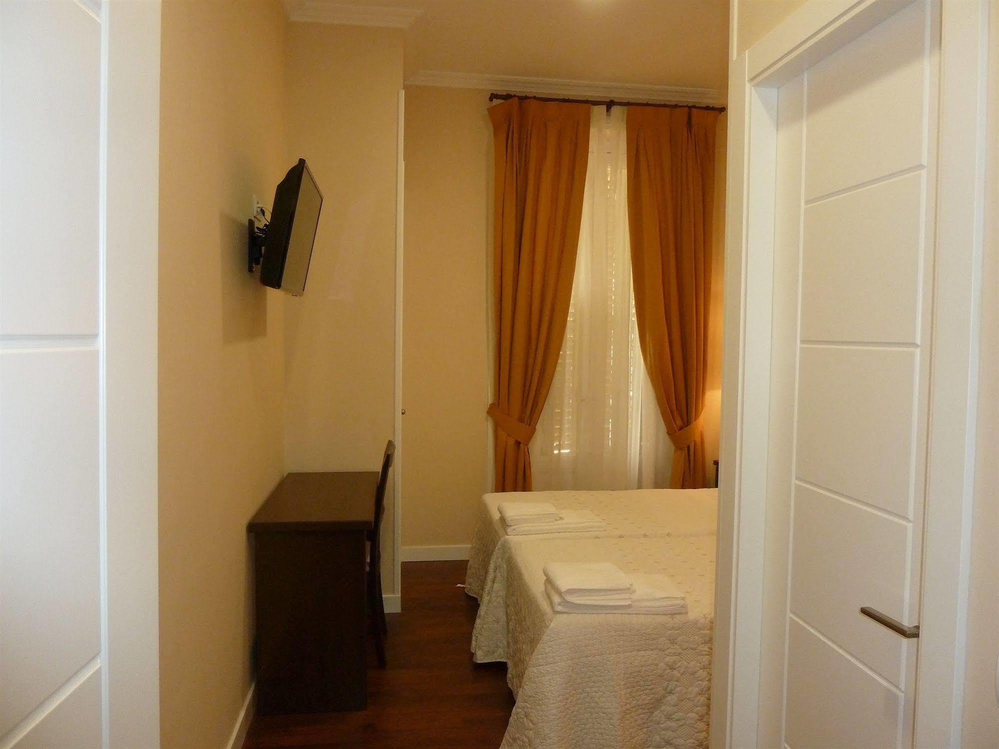 Hostal Mayor Madryt Zewnętrze zdjęcie